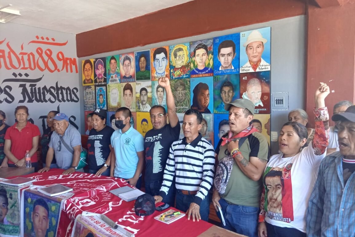 “No nos va a ver de rodillas”, responden madres y padres de los 43 normalistas a López Obrador