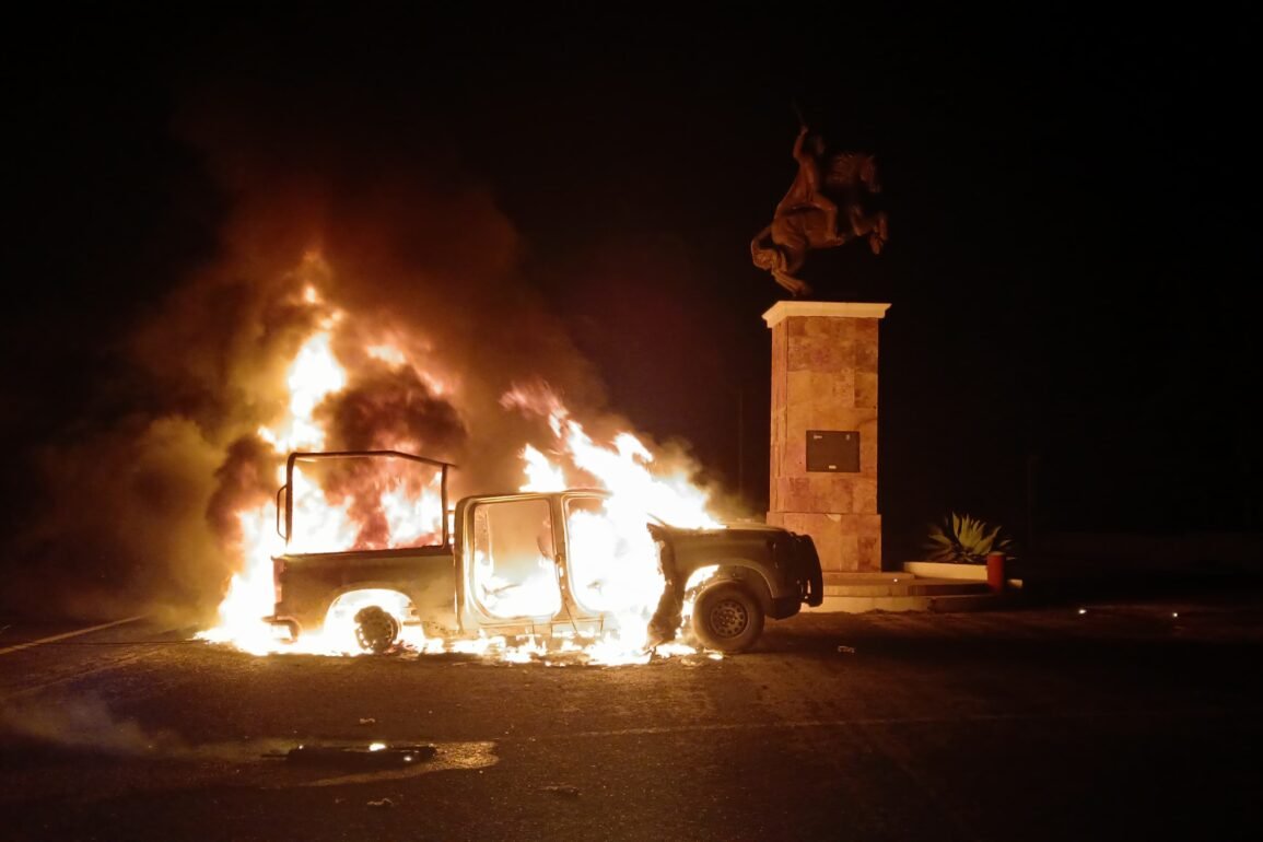 Normalistas retienen a elementos de la Guardia Nacional e incendian dos patrullas en Tixtla