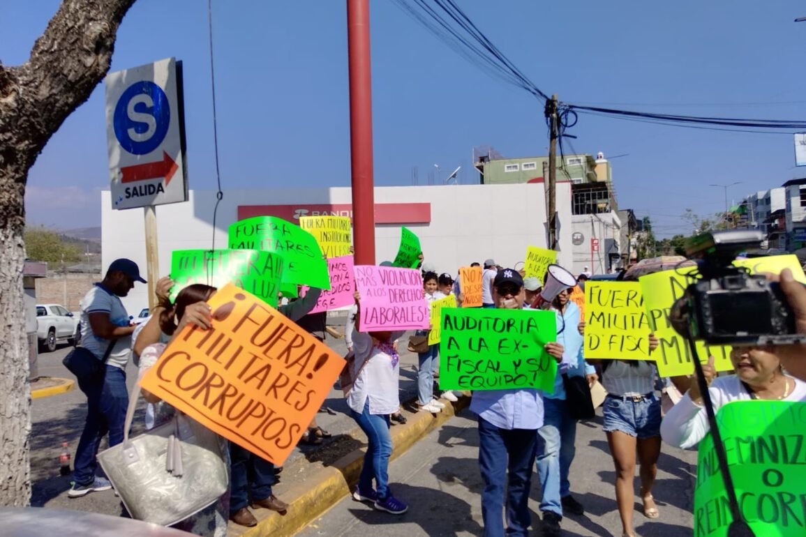 Marchan trabajadores de la FGE en reclamo de la salida de funcionarios que dejó la ex fiscal