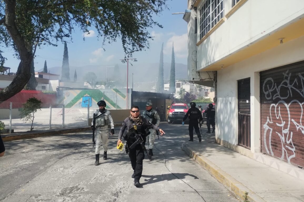 Incendian en Chilpancingo dos camionetas de transporte público cerca del centro de la ciudad