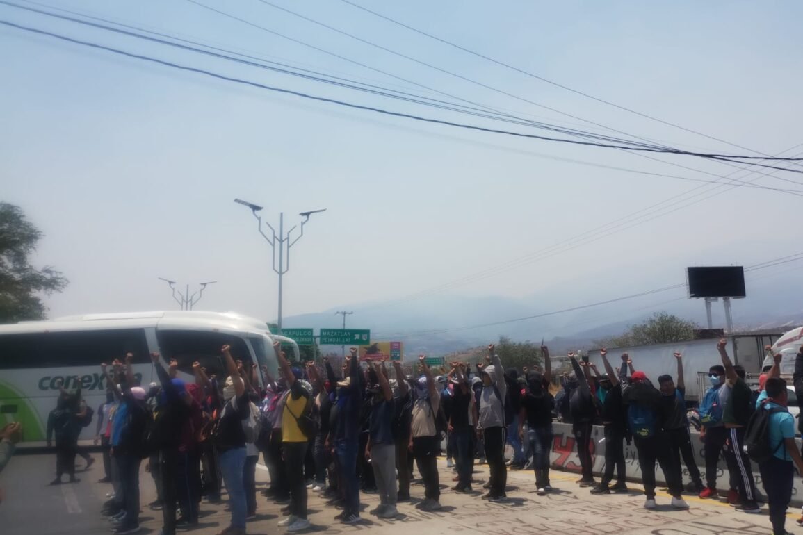 Bloquean normalistas de Ayotzinapa la Autopista del Sol