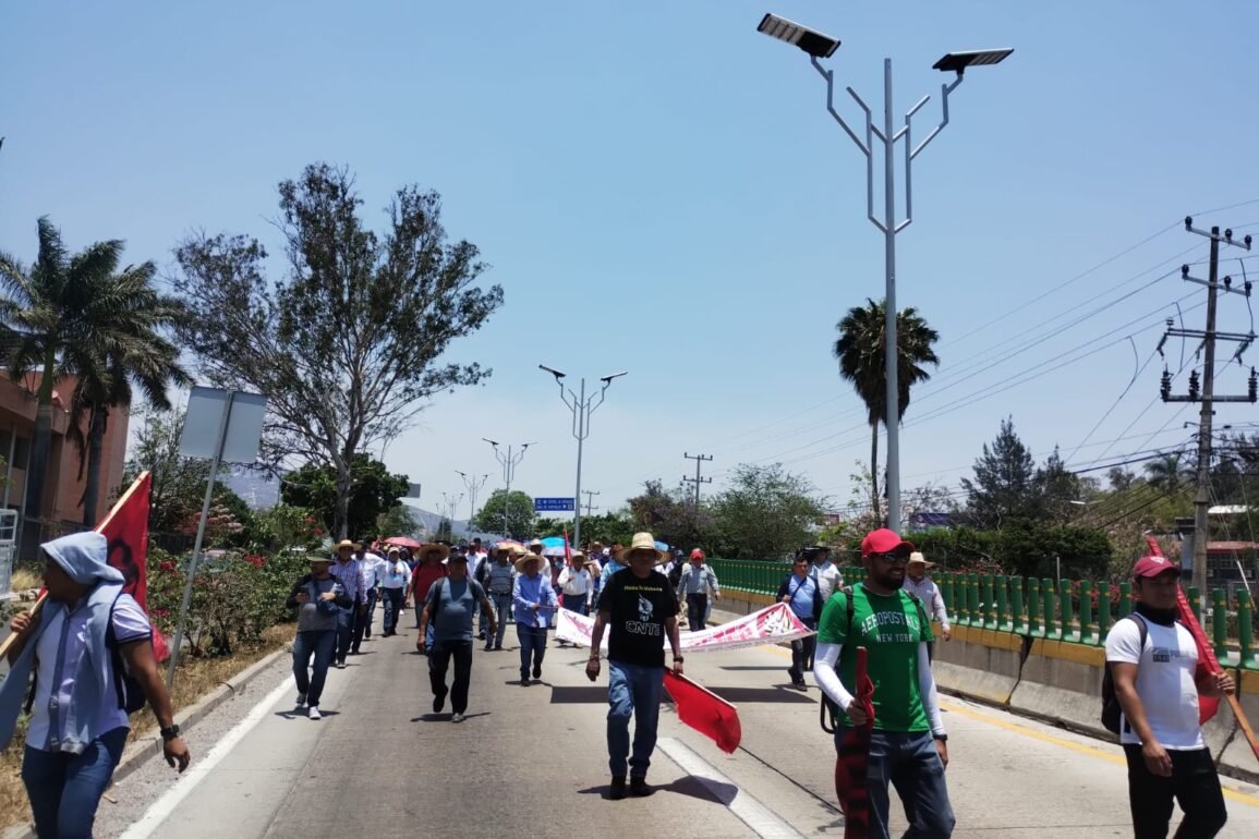 Marchan por el Día del Trabajo madres y padres de los 43, CETEG y organizaciones sociales