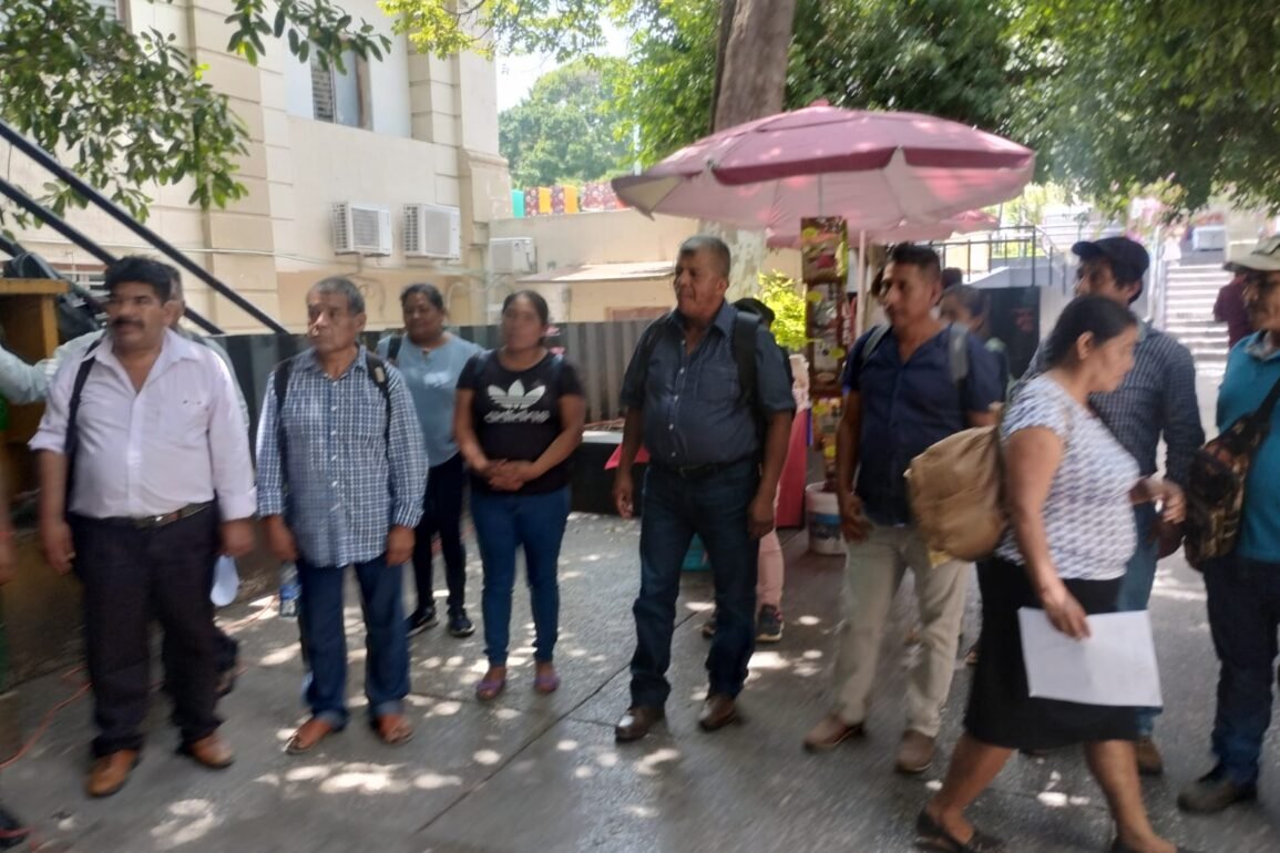 Aspectos de la protesta de las autoridades comunales en las instalaciones de la Delegación del Registro Agrario Nacional (RAN). Foto: Jesús Guerrero