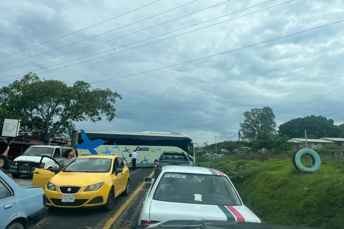 Transportistas bloquean la carretera Iguala-Ciudad Altamirano para exigir que el gobierno atienda la inseguridad