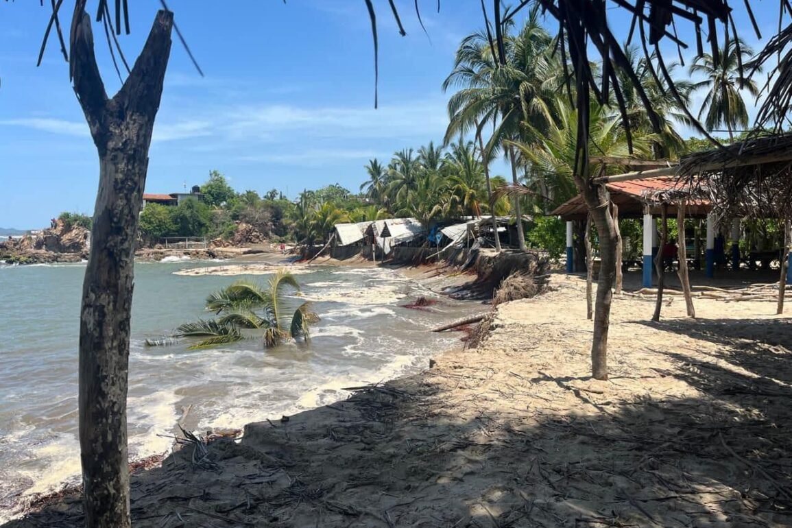 Fuerte oleaje derrumba cabañas y enramadas en la playa Las Peñitas del municipio de Marquelia