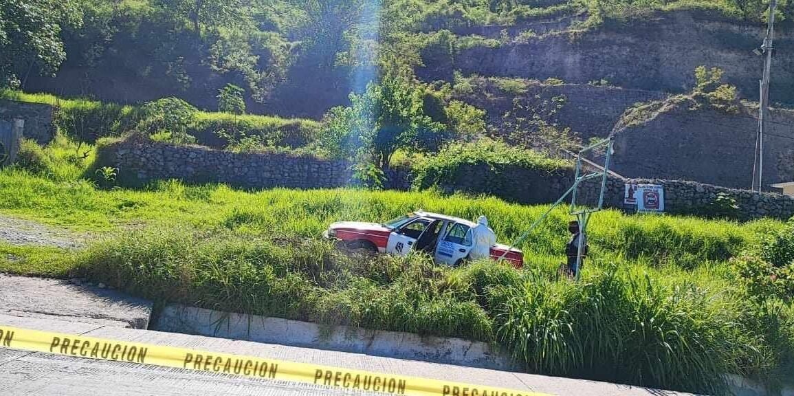 Hallan asesinados a dos hombres y una mujer en un taxi en Chilpancingo