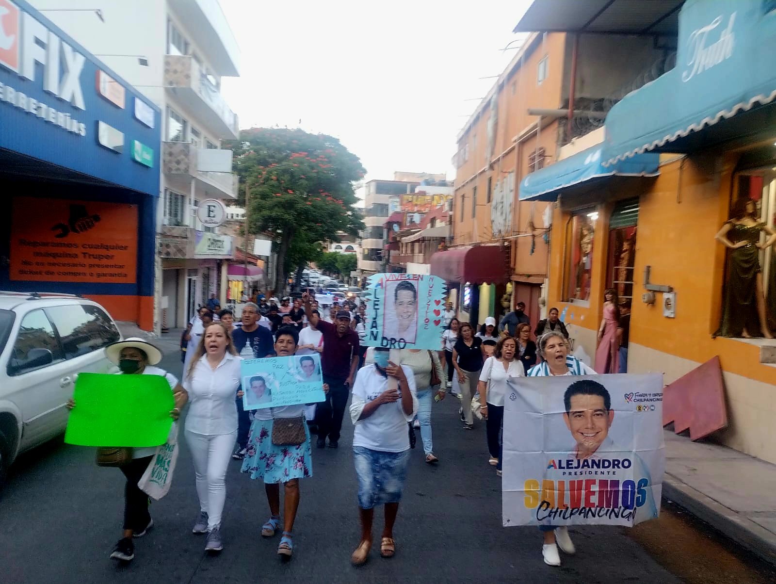 Marchan en Chilpancingo para exigir paz y justicia en el asesinato de ...