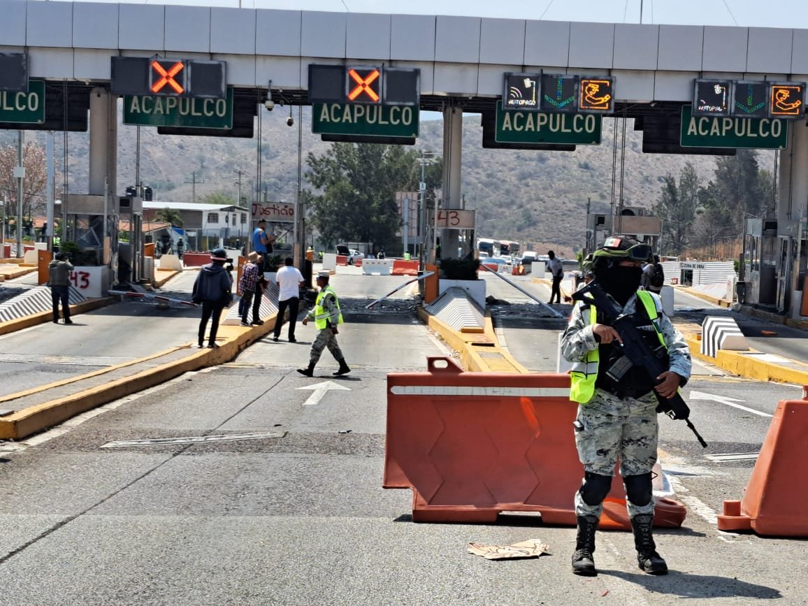Normalistas de Ayotzinapa destruyen caseta de Palo Blanco de la Autopista del Sol en reclamo por el asesinato del vocero del Cecop. Foto: AHORA Guerrero.