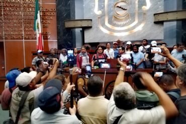 Periodistas protestan en Congreso local