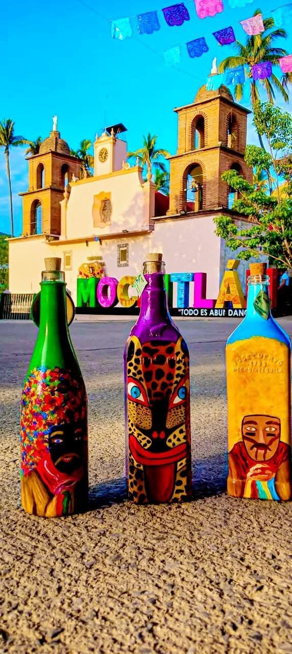 Botellas pintas con imágenes de danzas tradicionales