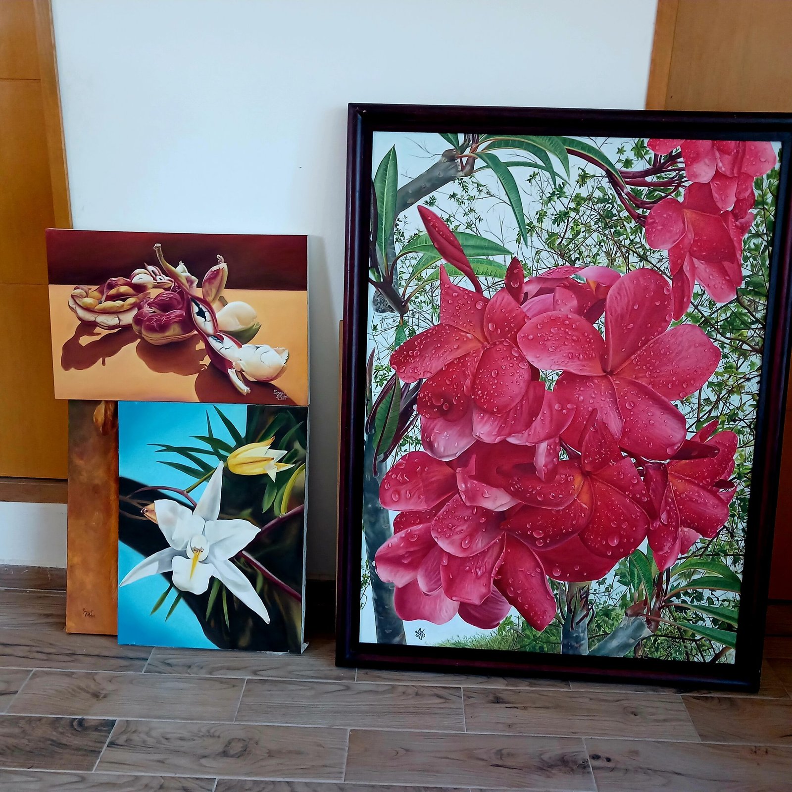 Algunas de las obras al óleo de Osbelit, que retratan las flores y frutos de su localidad Coaquimixco, Chilapa.