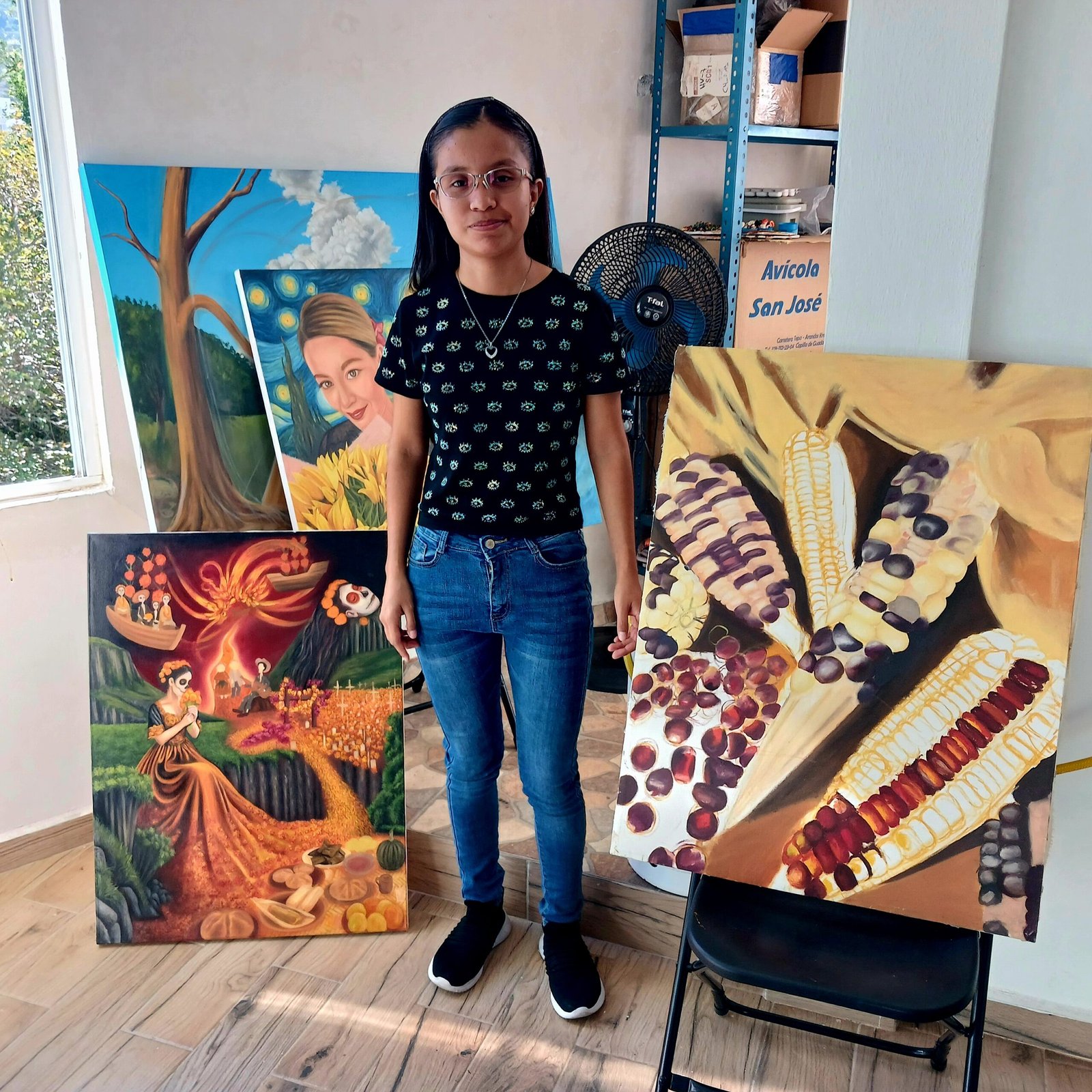 La joven artista algunas de sus obras.