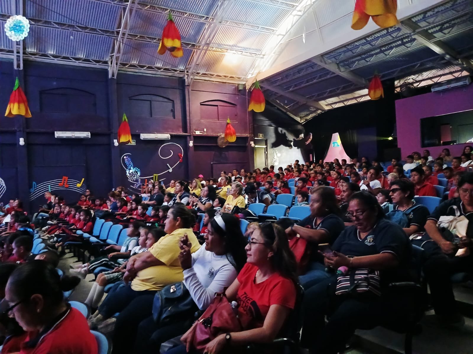Los actores de Tetli interactúan con el público durante la función Memorias de un grillo. Foto: Beatriz García